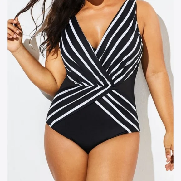 🏷️ Meet.Curve Black V-Neck Streak Modern One Piece Swimsuit 3X - Picture 3 of 3